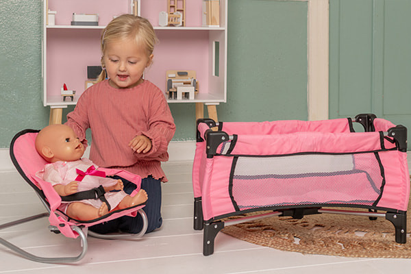 Die Puppe kann bequem sitzen