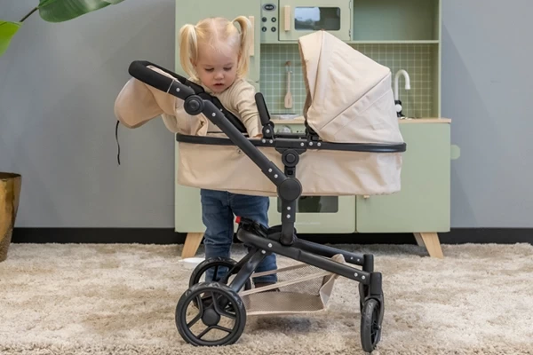 Veda ist 2 Jahre alt und 85 cm groß 