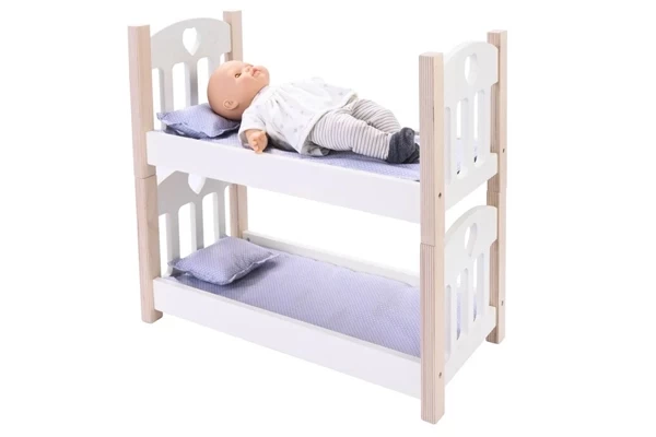 Zwei Puppen ins Bett bringen