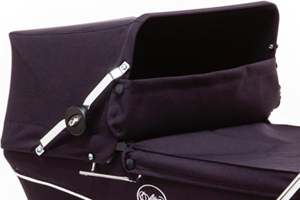 Zusammenklappbarer Puppenwagen.