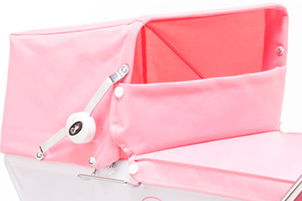 Zusammenklappbarer Puppenwagen.