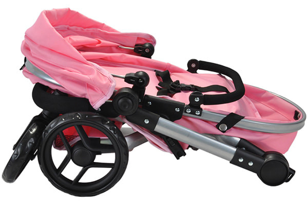 Puppenwagen ist zusammenklappbar