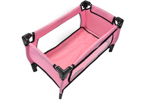 Mit zusammenklappbarem Puppenbett