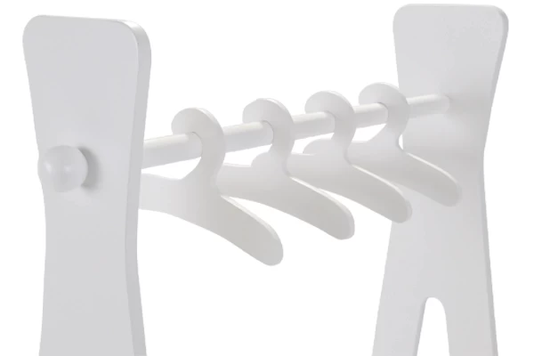 Vier Kleiderbügel sind enthalten.