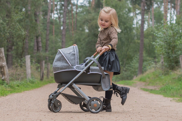 Isabel ist 4 Jahre alt und 105 cm groß.