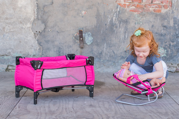 Puppenbett und Wippe.