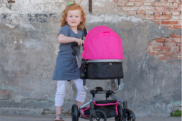 Fahr mit deiner Lieblingspuppe herum!