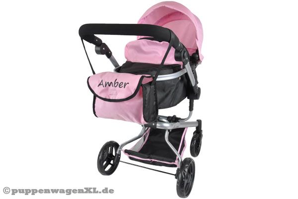 Wickeltasche am Schiebegriff des Puppenwagens.