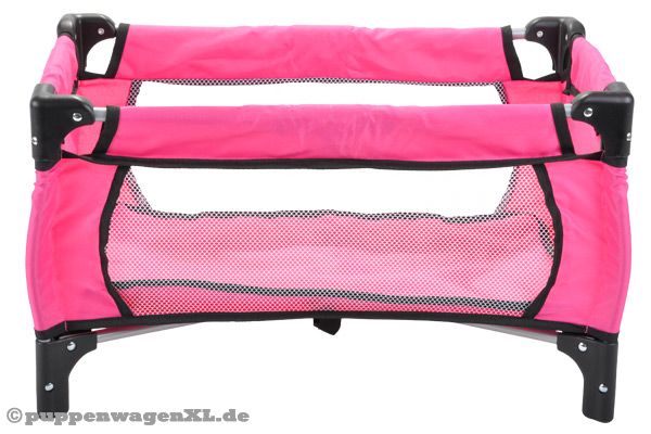 Abmessungen des Puppenbetts: 54 x 31,5 x 32 cm.