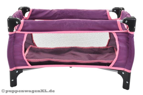 Abmessungen des Puppenbetts: 54 x 31,5 x 32 cm.