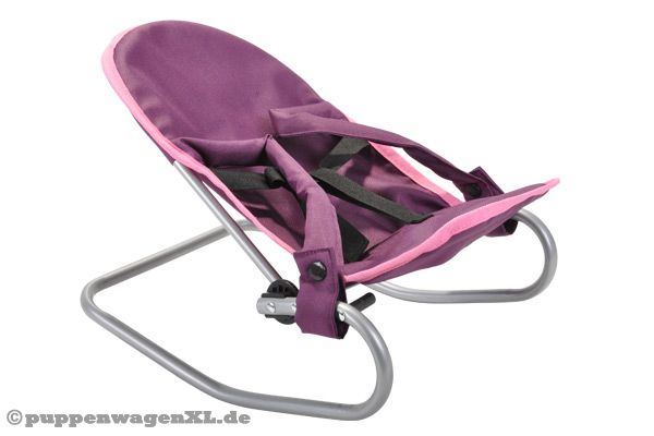 Die Wippe hat 2 Tragegriffe und einen Sicherheitsgurt.