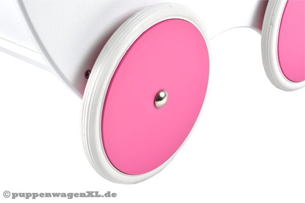 Die Räder sind gummiert, der Puppenwagen ist draußen nutzbar.