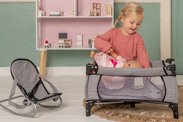 Die Puppe kann bequem liegen