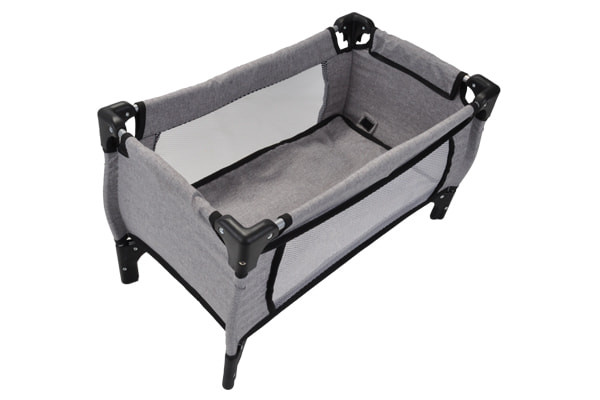 Mit zusammenklappbarem Puppenbett