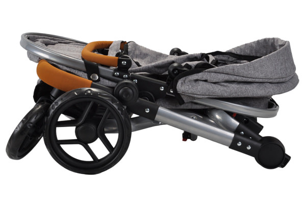 Puppenwagen und Bett sind zusammenklappbar