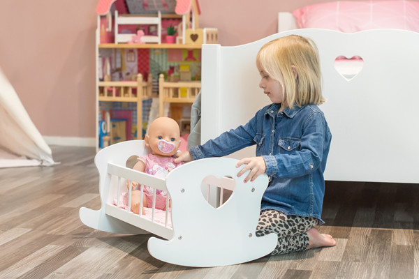 Lois ist 3 Jahre und hat eine Länge von 96 cm.