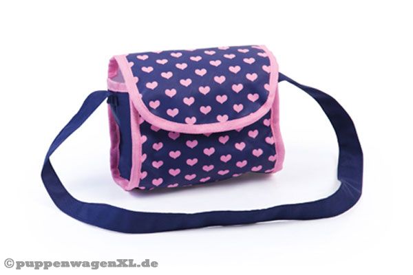Inklusive passender Wickeltasche im Herzchen Design.