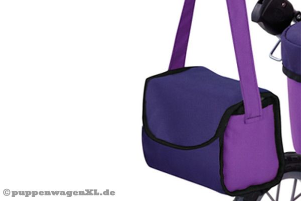 Inklusive passender Wickeltasche in Lila.