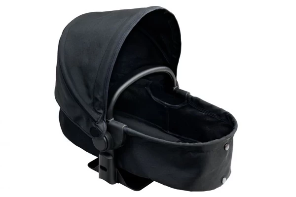 Korb kann als separates Puppenreisbett verwendet werden