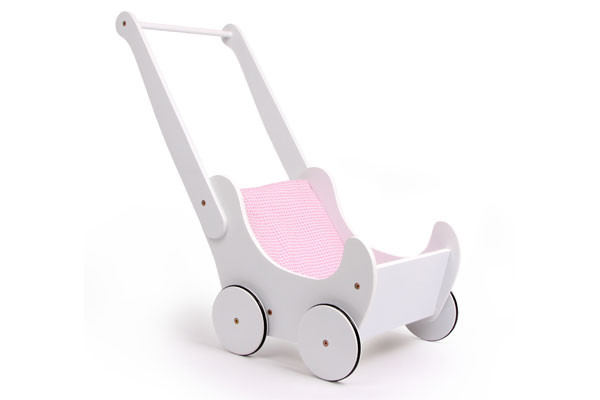 Weißer Puppenwagen aus Holz mit gummierten Rädern.