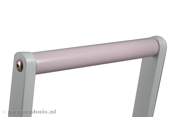 Der Holz Griff ist hellrosa, die Seitenleisten sind weiß.