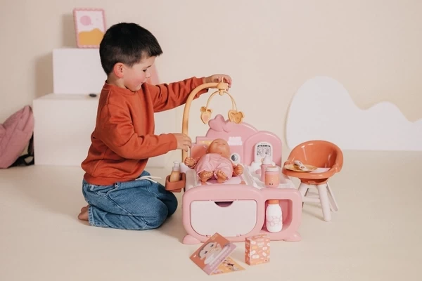 Mit drehbarem Mobil über  dem Bett