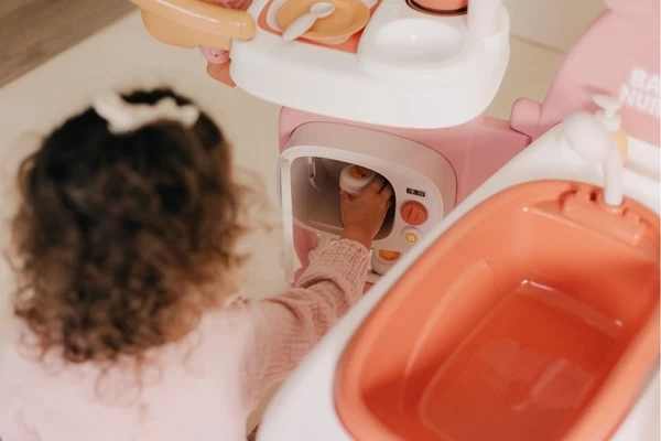 Eine Mikrowelle zum Erwärmen der Milch