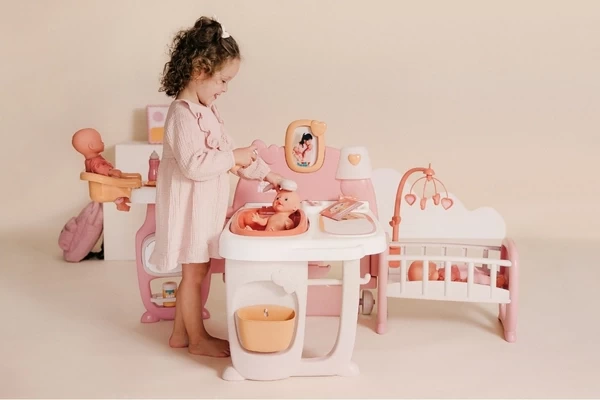 Eine Badewanne mit separatem Duschkopf