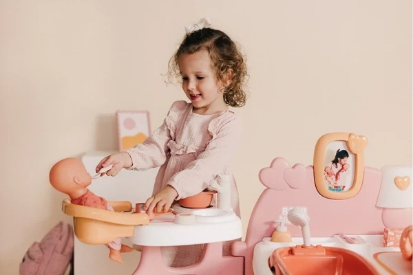 Setzen Sie eine Puppe in den Hochstuhl