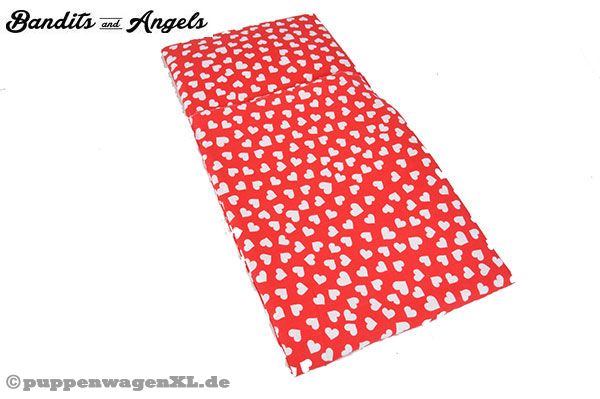 Puppendecke in Rot mit weißen Herzchen.