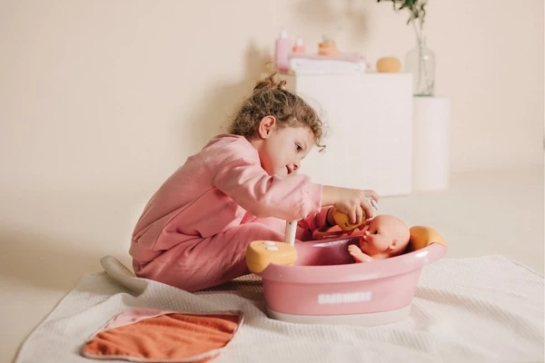 Das Thermometer ändert bei warmem Wasser seine Farbe