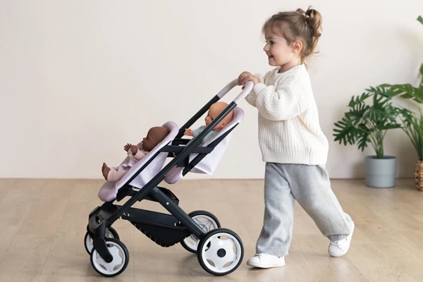 Zwei Puppen hintereinander