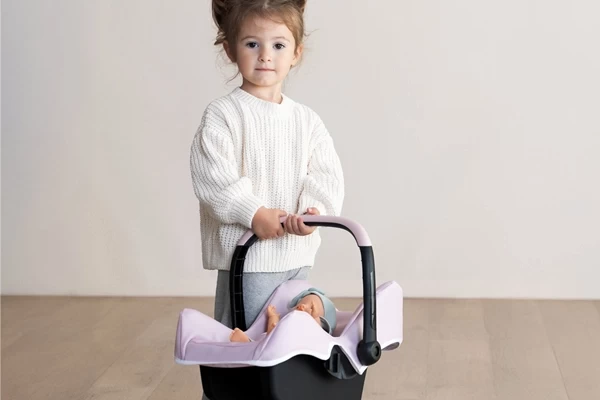 Nehmen den Maxi-Cosi mit