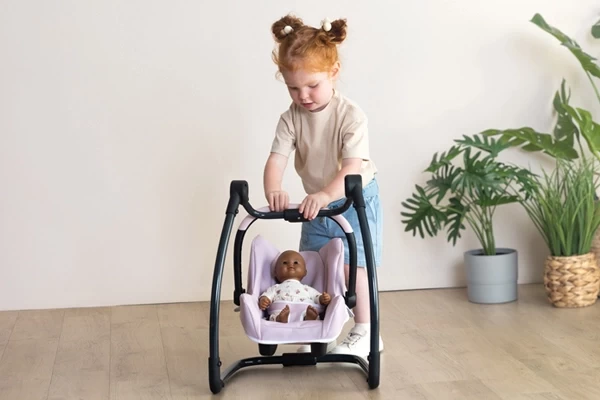 Die Puppe hin und her schaukeln