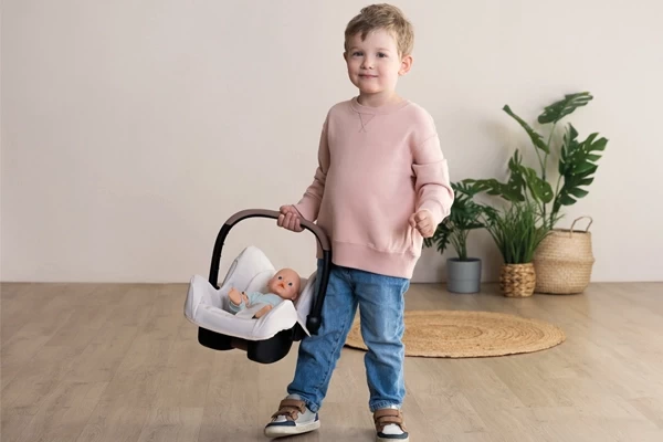 Nehmen den Maxi-Cosi mit