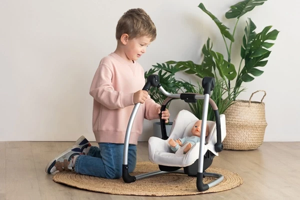 Die Puppe hin und her schaukeln