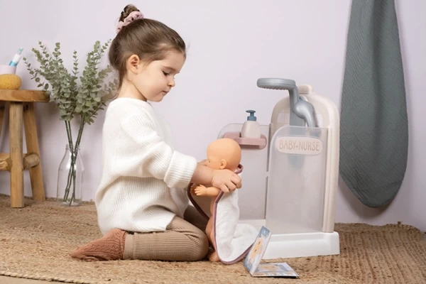 Trockne die Puppe nach dem Duschen ab