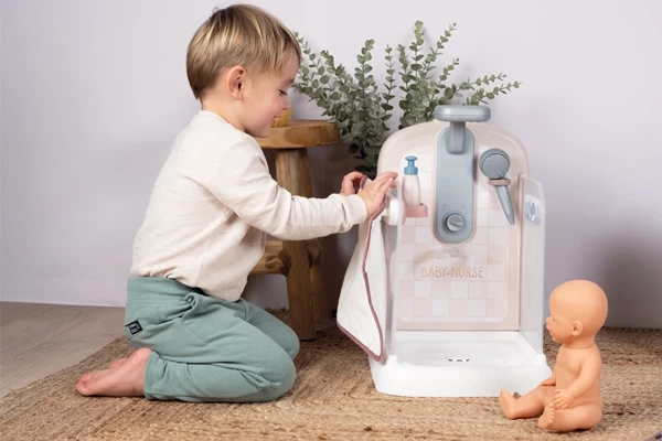 Hängen Sie das Handtuch an die Seite