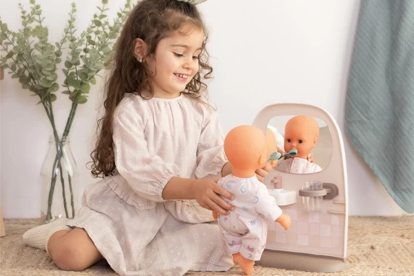 Die Zähne der Puppe putzen