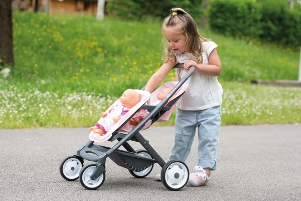 Zwei Puppen hintereinander