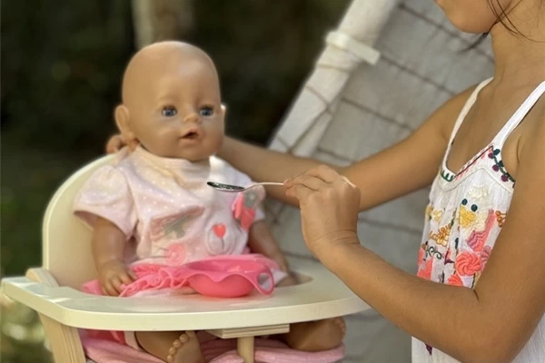 Füttern Sie die Puppe einfach