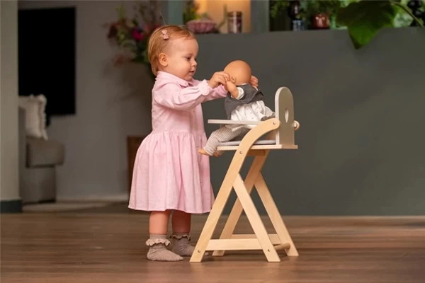 Füttern Sie die Puppe einfach