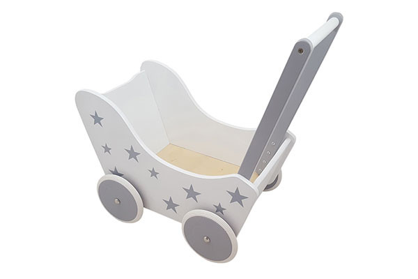 Der kleine weiße Puppenwagen mit silbernen Sternchen.