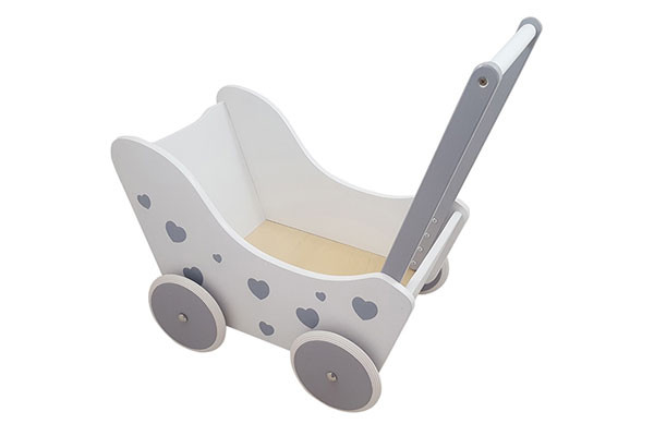 Der kleine weiße Puppenwagen mit silbernen Herzen.