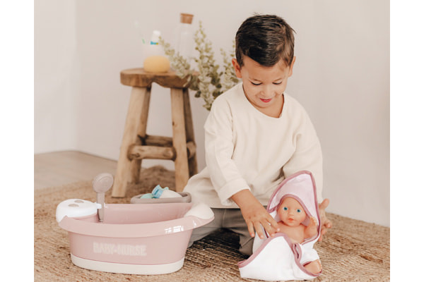 Trockne die Puppe mit dem Handtuch ab.