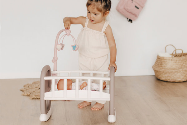 Mobile mit Herzen darüber hängend