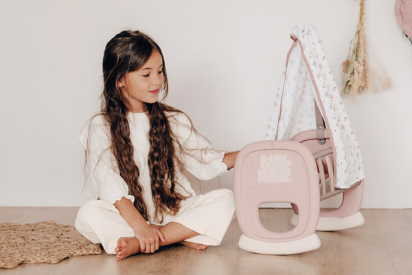 Wiege die Puppe in den Schlaf