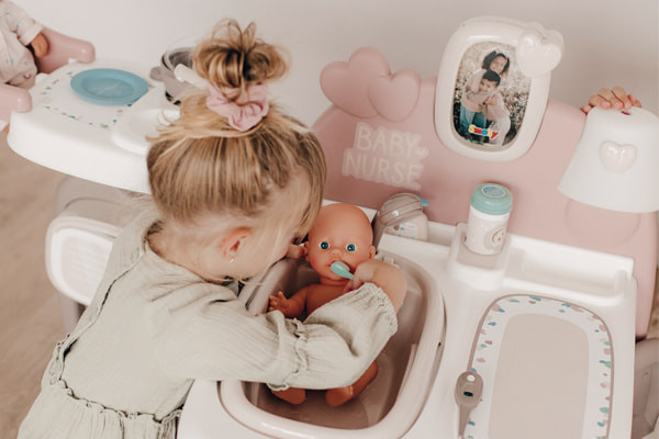 Die Puppe kann ein Bad nehmen