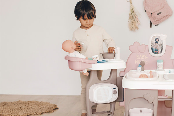 Setz die Puppe in den Esszimmerstuhl